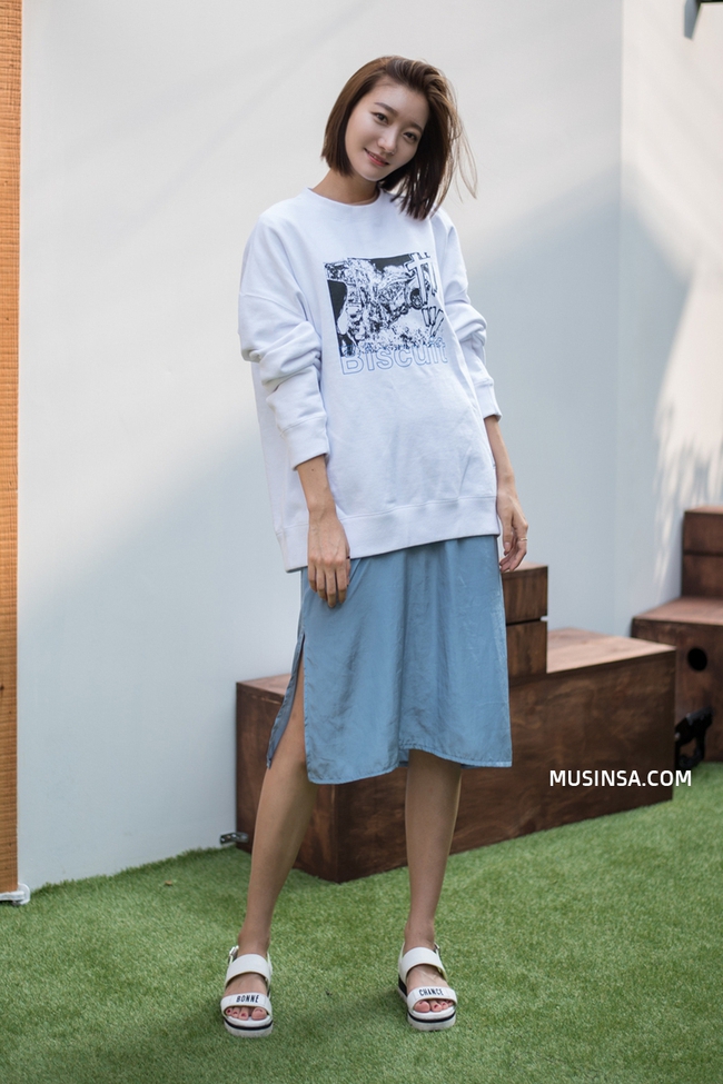 Street style thế giới: &Aacute;o nỉ sweatshirt tiếp tục trở th&agrave;nh item số 1 ng&agrave;y chớm thu - Ảnh 5.