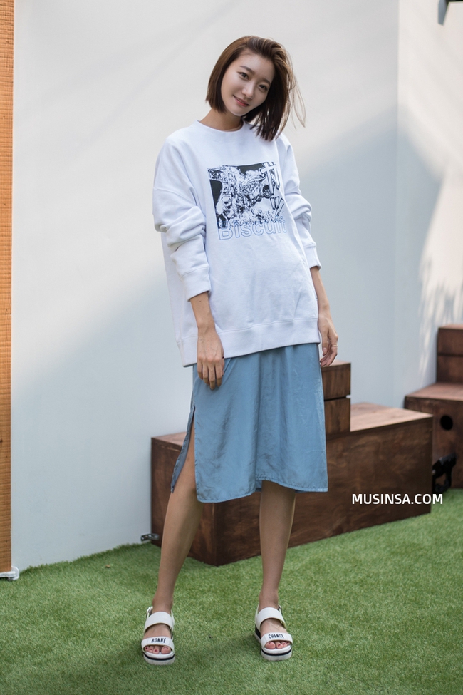 Street style thế giới: Áo nỉ sweatshirt tiếp tục trở thành item số 1 ngày chớm thu - Ảnh 5.