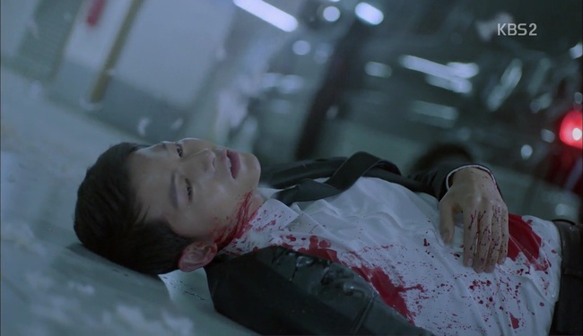 Kh&aacute;n giả h&aacute; hốc mồm v&igrave; khả năng &ldquo;bất tử&rdquo; của Song Joong Ki trong &ldquo;Hậu Duệ Mặt Trời&rdquo; - Ảnh 2.