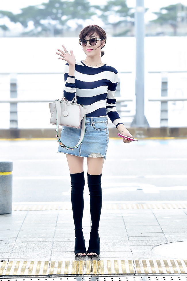 Diện lại boots của Selena Gomez, Tiffany lộ ch&acirc;n gầy tong teo - Ảnh 2.