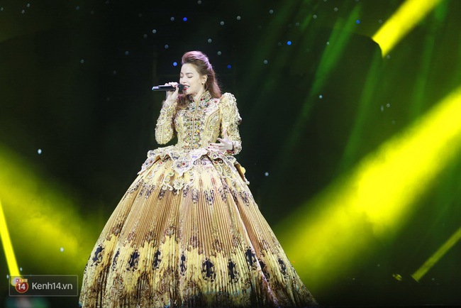 Hồ Ngọc Hà lúng túng không khác fan girl khi hát cùng danh ca Tuấn Ngọc - Ảnh 2.
