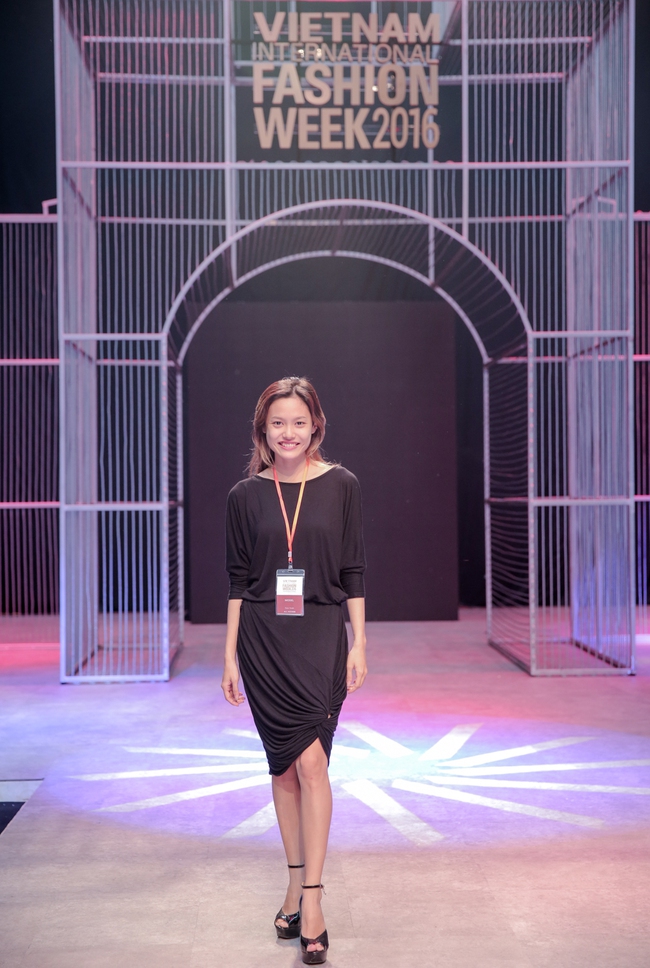 Fung La tự tin khoe mặt mộc, cùng Thanh Hằng và dàn mẫu Việt tổng duyệt cho đêm khai mạc Fashion Week - Ảnh 2.
