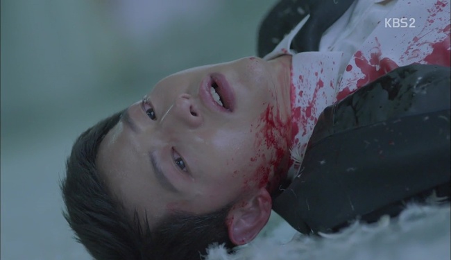 Khán giả há hốc mồm vì khả năng “bất tử” của Song Joong Ki trong “Hậu Duệ Mặt Trời” - Ảnh 3.