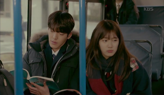 “Uncontrollably Fond”: Kim Woo Bin tặng gấu cho Suzy khiến nữ sinh khác đứng hình - Ảnh 3.