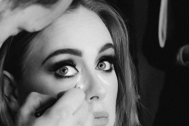 Adele trông như người lạ khi thiếu đi đường kẻ mắt trứ danh - Ảnh 3.