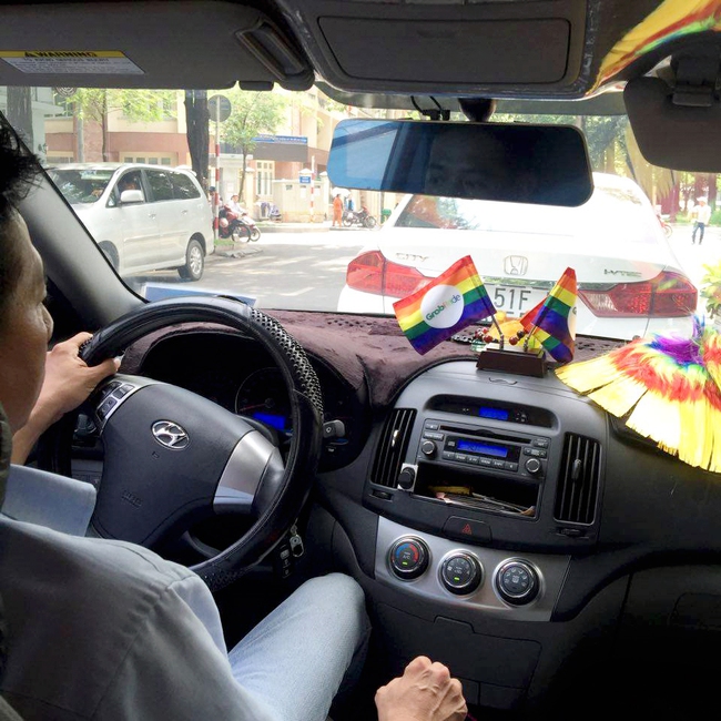 Những chiếc taxi treo cờ lục sắc để hưởng ứng ngày hội Viet Pride ở Sài Gòn - Ảnh 2.