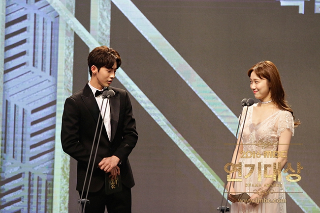 Chả phải Lee Jong Suk, đây mới là nhân vật gây bất ngờ nhất tại MBC Drama Awards! - Ảnh 5.