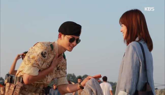 Song Joong Ki và ekip “Hậu Duệ Mặt Trời” cười bò khi Song Hye Kyo giả say - Ảnh 6.