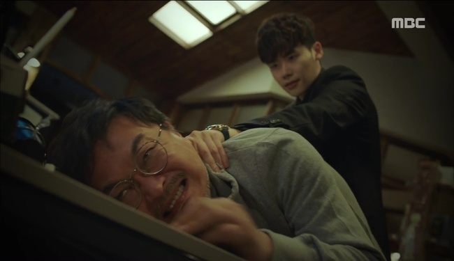 “W”: Lee Jong Suk nã đạn vào chính vị tác giả cha đẻ đã tạo ra mình - Ảnh 4.