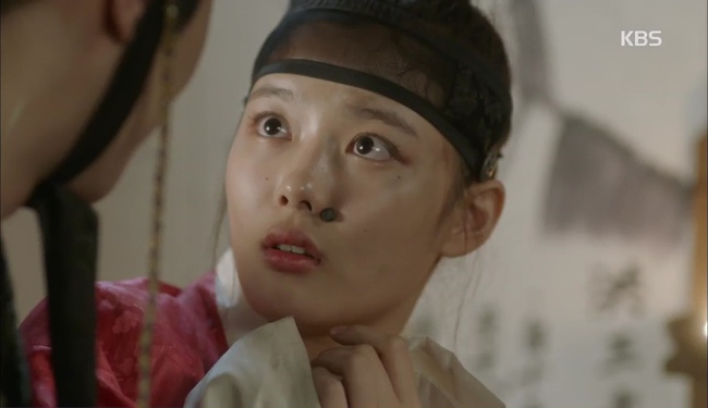 “Moonlight”: Chưa nhập cung làm thái giám, Kim Yoo Jung đã bị trai đẹp phát hiện là nữ nhi - Ảnh 4.