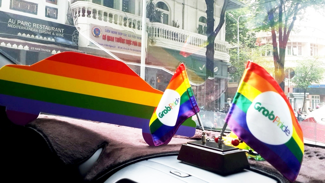 Những chiếc taxi treo cờ lục sắc để hưởng ứng ngày hội Viet Pride ở Sài Gòn - Ảnh 3.