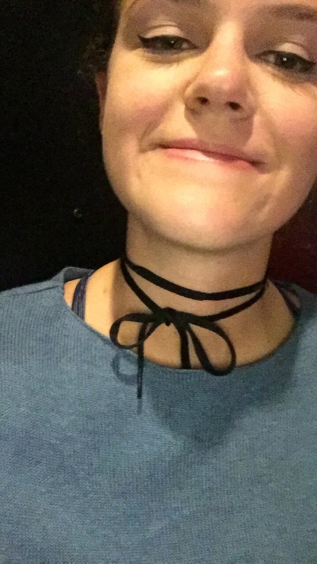 Vì tiết kiệm, cô nàng này đã lấy dây giày làm vòng cổ choker và gây sốt khắp Internet - Ảnh 7. Vì tiết kiệm, cô nàng này đã lấy dây giày làm vòng cổ choker và gây sốt khắp Internet - Ảnh 7.