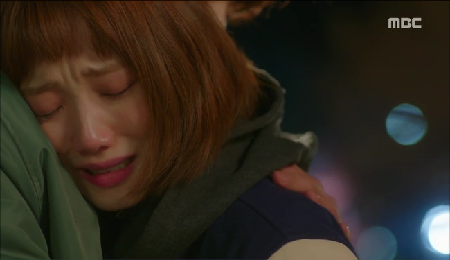 Tiên Nữ Cử Tạ: Sau tất cả, Lee Sung Kyung bật khóc nức nở trên vai Nam Joo Hyuk - Ảnh 2.