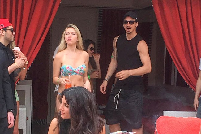 Ibrahimovic dửng dưng trước dàn chân dài mặc bikini vây quanh - Ảnh 7.