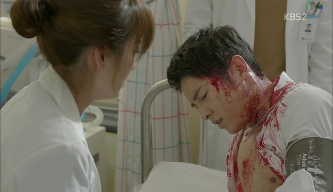 Khán giả há hốc mồm vì khả năng “bất tử” của Song Joong Ki trong “Hậu Duệ Mặt Trời” - Ảnh 5.