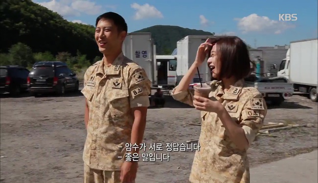 Song Joong Ki và ekip “Hậu Duệ Mặt Trời” cười bò khi Song Hye Kyo giả say - Ảnh 8.