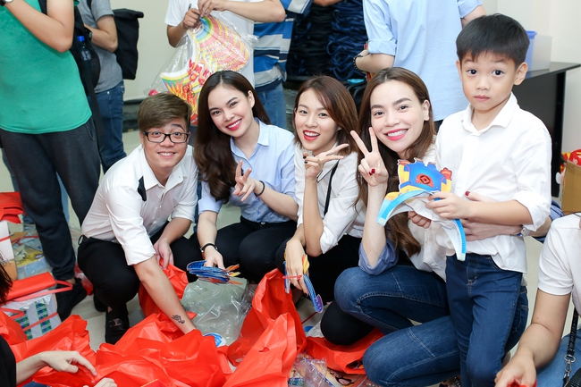 Hồ Ngọc H&agrave; c&ugrave;ng con trai Subeo v&agrave; c&aacute;c tr&ograve; cưng đi từ thiện dịp Trung Thu - Ảnh 4.
