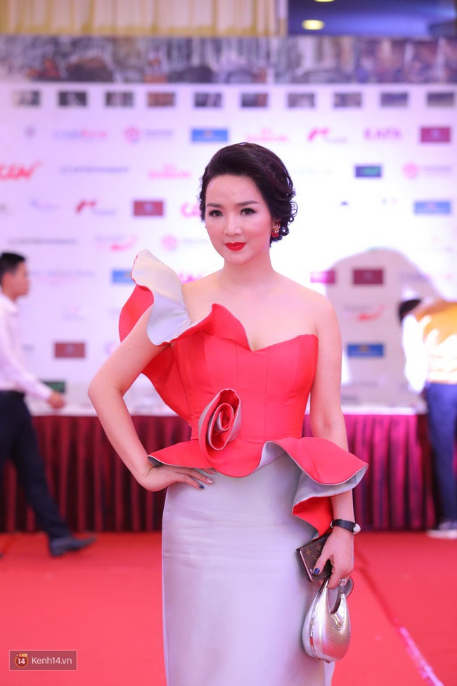 Angela Phương Trinh hở bạo, tự tin đọ vẻ sexy với dàn sao nữ tại lễ khai mạc LHP Quốc tế Hà Nội - Ảnh 14.