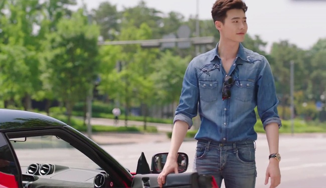 “W – Two Worlds”: Han Hyo Joo phanh áo tắm trước mặt Lee Jong Suk - Ảnh 8.