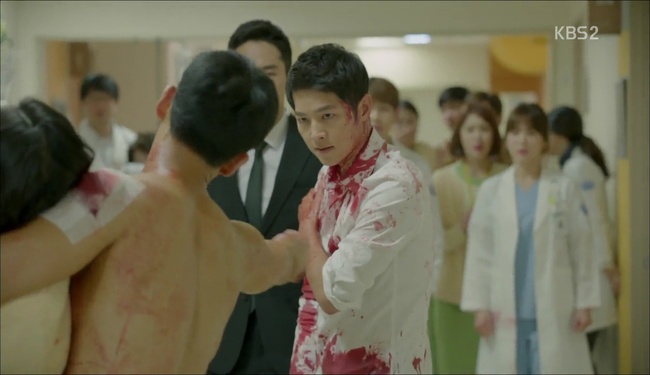 Khán giả há hốc mồm vì khả năng “bất tử” của Song Joong Ki trong “Hậu Duệ Mặt Trời” - Ảnh 7.