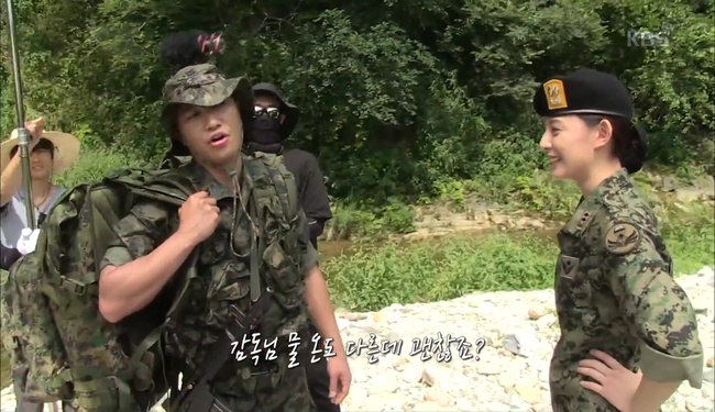 Song Joong Ki và ekip “Hậu Duệ Mặt Trời” cười bò khi Song Hye Kyo giả say - Ảnh 11.