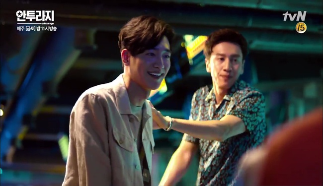 “Entourage”: Lee Kwang Soo bị “quấy rối tình dục”, Seo Kang Joon hôn “gái già” cuồng nhiệt - Ảnh 9.