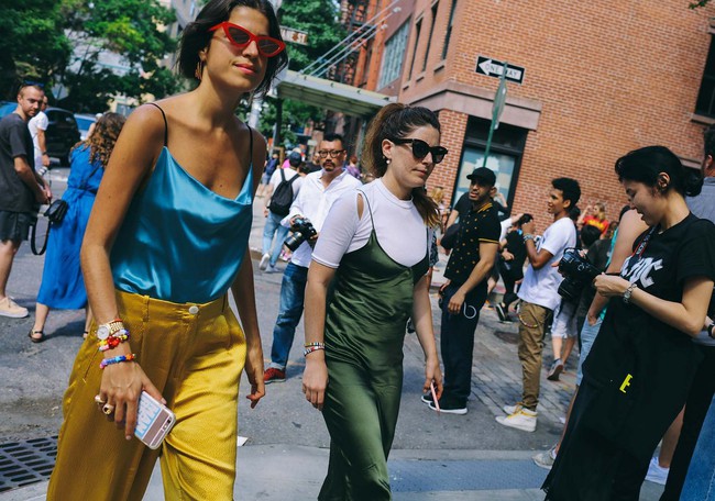 Phong c&aacute;ch ph&oacute;ng kho&aacute;ng, thực tế ăn s&acirc;u v&agrave;o m&aacute;u giới mộ điệu thời trang tại NYFW - Ảnh 4.