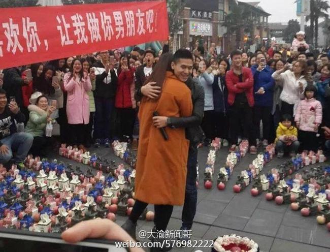 M&agrave;n tỏ t&igrave;nh si&ecirc;u độc đ&aacute;o của ch&agrave;ng trai xếp h&agrave;ng trăm quả t&aacute;o th&agrave;nh tr&aacute;i tim giữa s&acirc;n trường - Ảnh 4.