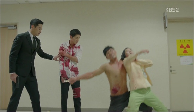 Kh&aacute;n giả h&aacute; hốc mồm v&igrave; khả năng &ldquo;bất tử&rdquo; của Song Joong Ki trong &ldquo;Hậu Duệ Mặt Trời&rdquo; - Ảnh 8.