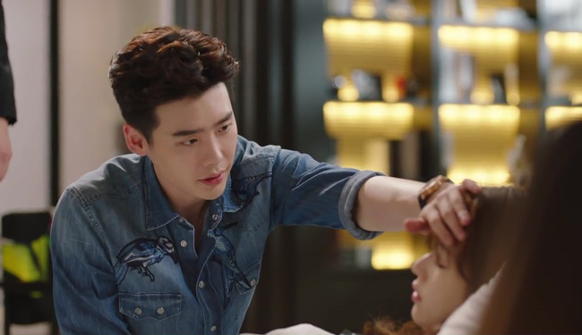 “W – Two Worlds”: Han Hyo Joo phanh áo tắm trước mặt Lee Jong Suk - Ảnh 10.