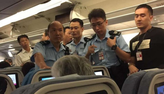 Hành khách Trung Quốc bị bắt vì tạt nước cam vào người tiếp viên hàng không - Ảnh 1.
