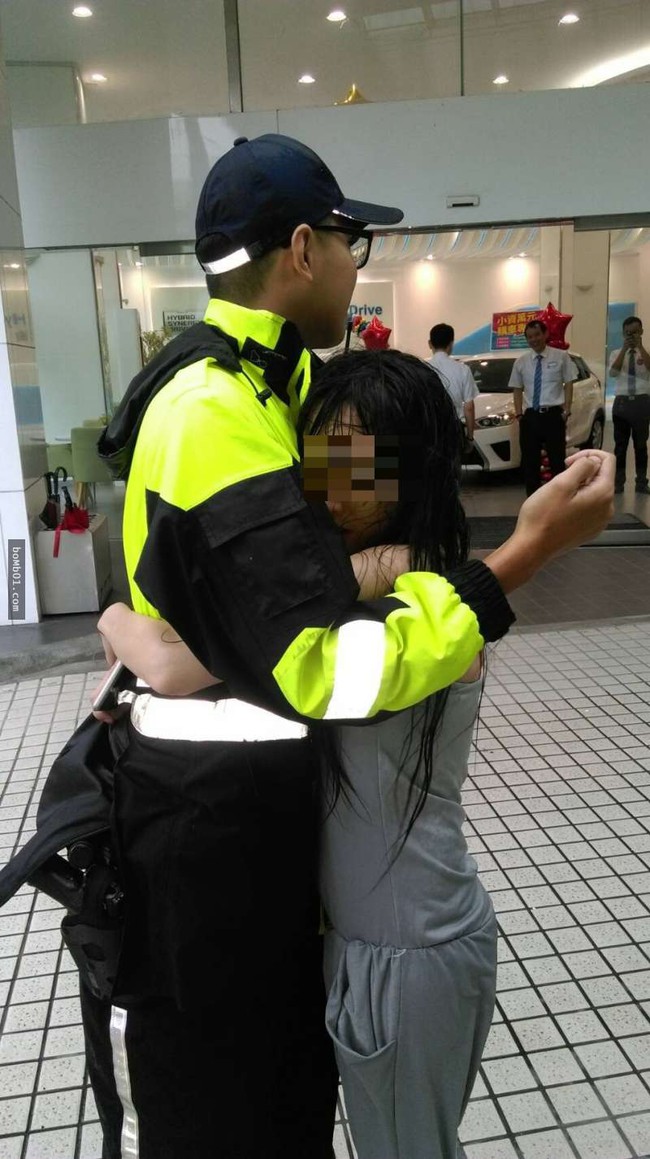 Ch&agrave;ng cảnh s&aacute;t sẵn s&agrave;ng đứng l&agrave;m... gối &ocirc;m 10 ph&uacute;t cho c&ocirc; g&aacute;i thất t&igrave;nh - Ảnh 2.