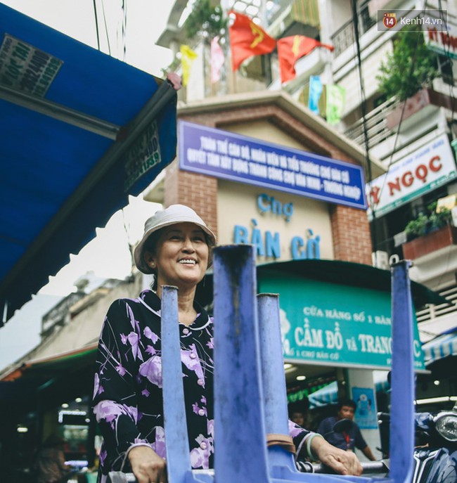 Tô bún của mẹ - Câu chuyện về bà giáo về hưu và anh bán vé số không tay ở Sài Gòn - Ảnh 3.