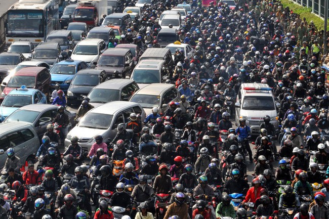 Sự thật t&agrave;n nhẫn ph&iacute;a sau những được trẻ được thu&ecirc; ngồi xe &ocirc; t&ocirc; tại thủ đ&ocirc; Indonesia - Ảnh 1.