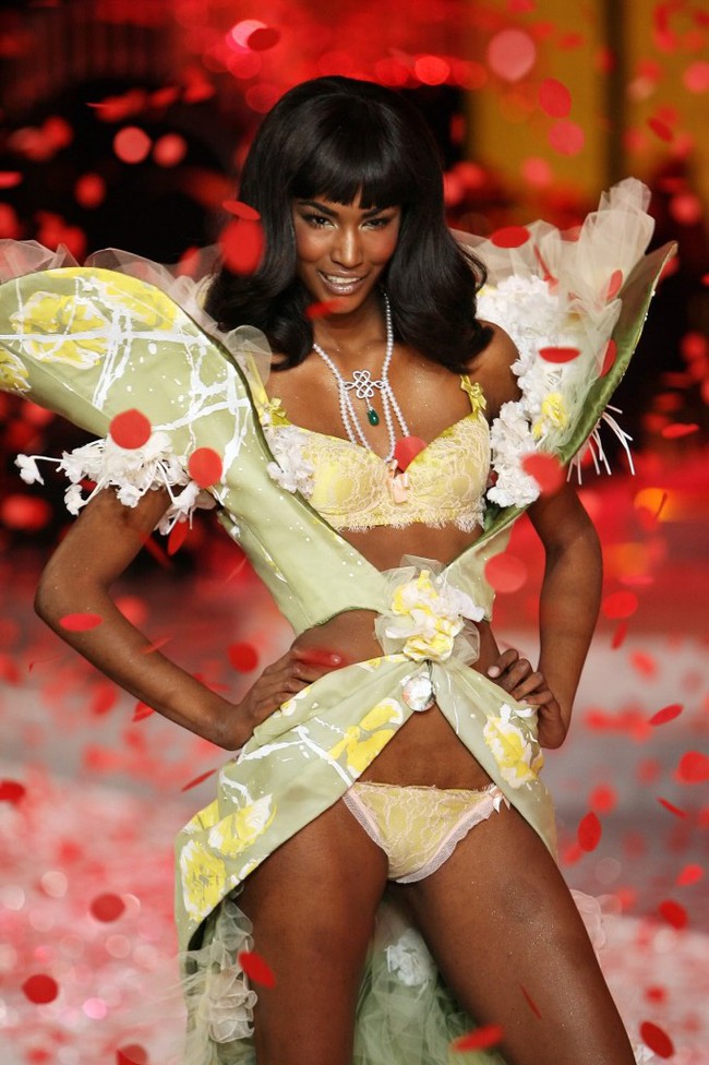 Người mẫu Victoria&rsquo;s Secret tham dự Vietnam International Fashion Week Xu&acirc;n/H&egrave; 2016 - Ảnh 1.