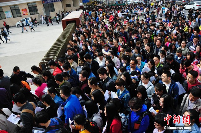 Trung Quốc: Hơn 100.000 thí sinh đội mưa đi thi tuyển công chức - Ảnh 1.