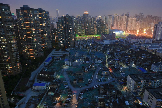 Cảnh tượng khó tin trên mảnh đất đắt nhất thế giới ở Thượng Hải - Ảnh 1.