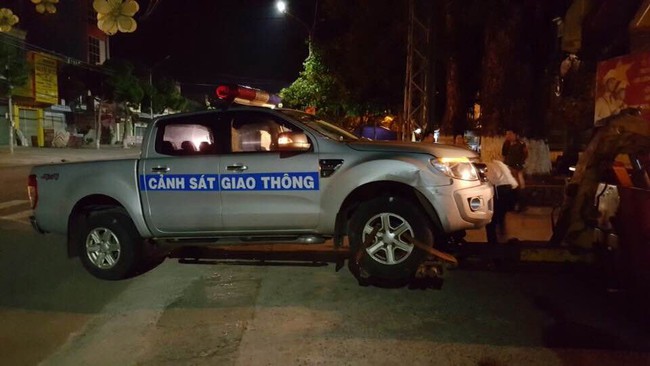 Xe &ocirc; t&ocirc; chạy vận tốc 105km/h rồi lao thẳng v&agrave;o xe cảnh s&aacute;t - Ảnh 1.
