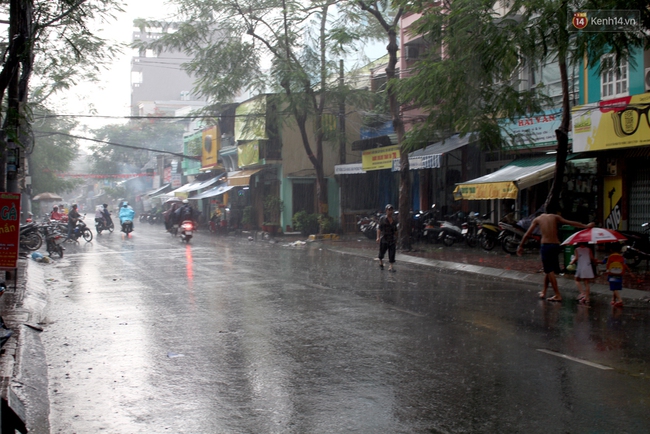 Sài Gòn bất ngờ xu&acirc;́t hi&ecirc;̣n mưa lớn tr&ecirc;n di&ecirc;̣n r&ocirc;̣ng kèm theo s&acirc;́m chớp - Ảnh 1.