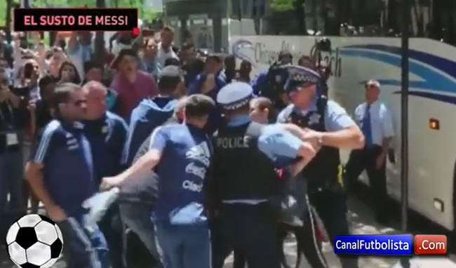 Messi lạnh lùng bỏ mặc nữ fan cuồng bị cảnh sát kéo xềnh xệch - Ảnh 2.