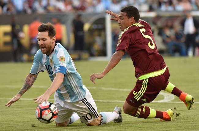 Messi kiến tạo và ghi bàn giúp Argentina vào bán kết Copa America 2016 - Ảnh 3.