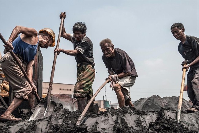 Chùm ảnh về công nhân mỏ ở Trung Quốc sẽ cho người ta thấy công cuộc mưu sinh vất vả ra sao - Ảnh 1.