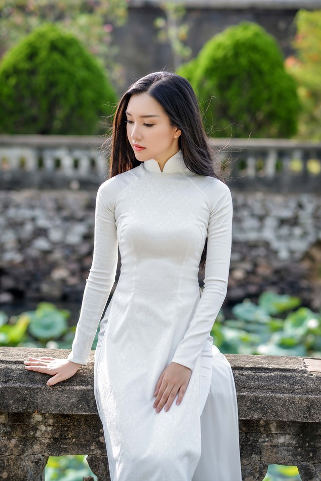 Hoa hậu Việt Nam 2016: Lại ngất ngây với người đẹp Huế - Ngọc Trân trong tà Áo dài trắng - Ảnh 1.