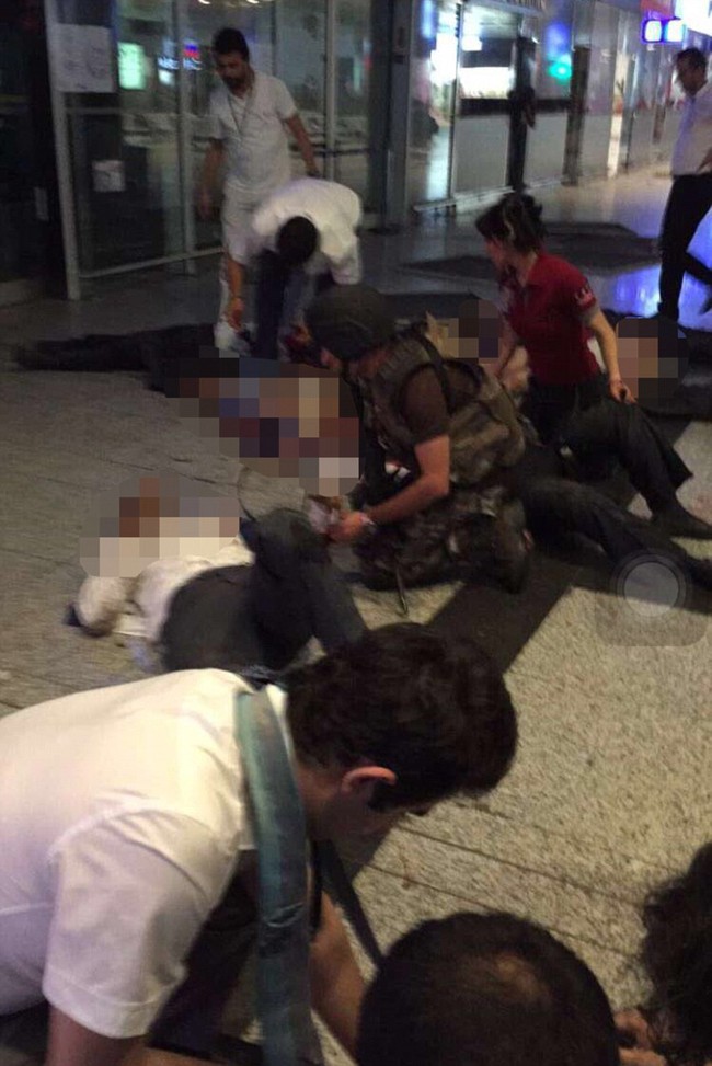 Khoảnh khắc bom nổ kinh hoàng trong vụ đánh bom tự sát tại sân bay Thổ Nhĩ Kỳ - Ảnh 4.