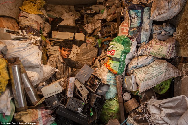Cuộc sống mưu sinh trên bãi rác thải điện tử khổng lồ ở Seelampur, Ấn Độ - Ảnh 1.