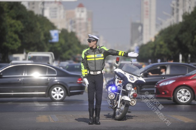 Những anh chàng cảnh sát đẹp trai như minh tinh khuấy đảo mạng xã hội Trung Quốc - Ảnh 1.