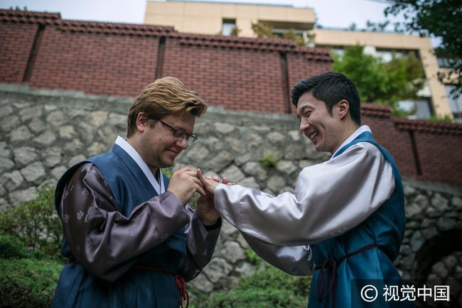 Chuyện tình đẹp của cặp đồng tính nam kết hôn tại Hàn Quốc nhưng phải sang Thụy Sĩ để đăng ký - Ảnh 1.