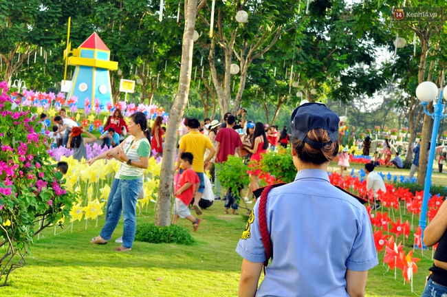 Người Sài Gòn thích thú chụp ảnh trong khu vườn 3.500 chong chóng đủ màu sắc - Ảnh 15.