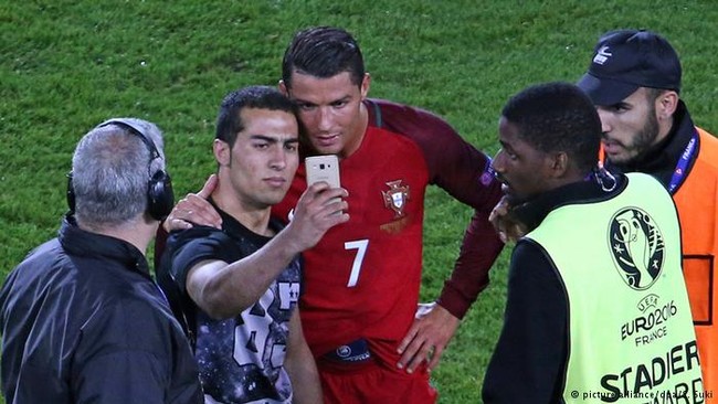 Ronaldo cực hot trên Facebook dịp Euro 2016 - Ảnh 1.