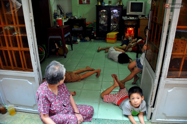 Mẹ bỏ đi, bà nội và bố lo nuôi 11 anh em chen chúc trong căn nhà chật hẹp ở Sài Gòn - Ảnh 1.